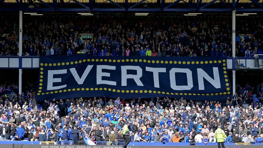 I tifosi dell'Everton sostengono la loro squadra in Premier League