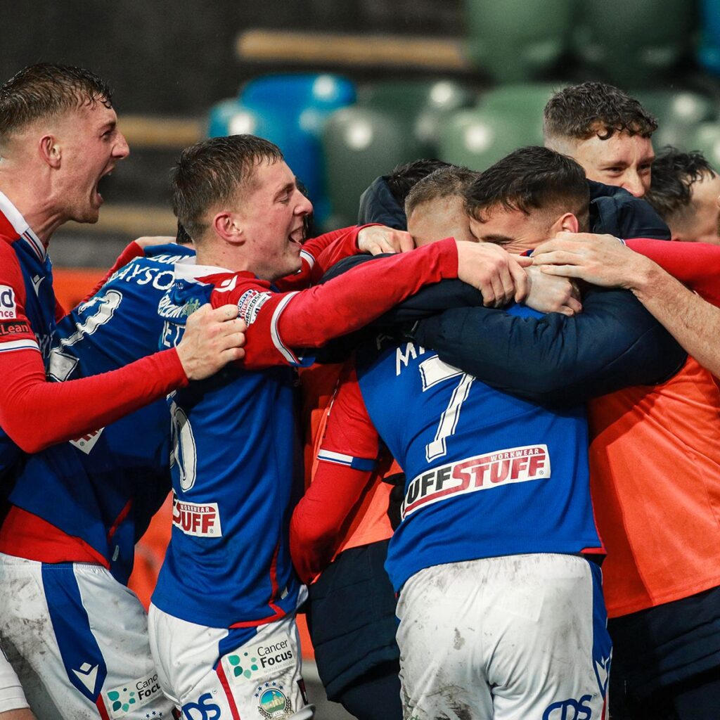 Linfield in testa alla classifica  in Premiership in Irlanda del Nord