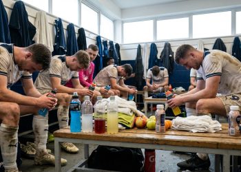 Cosa bevono davvero i calciatori durante l’intervallo: non è solo acqua