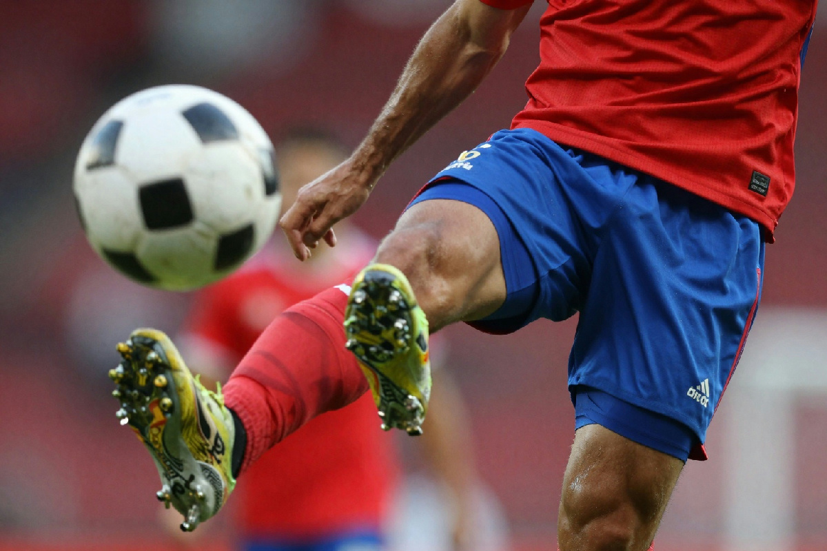 Dalla follia di Suarez alla genialità di Zidane: tre cucchiai che hanno cambiato la storia del calcio