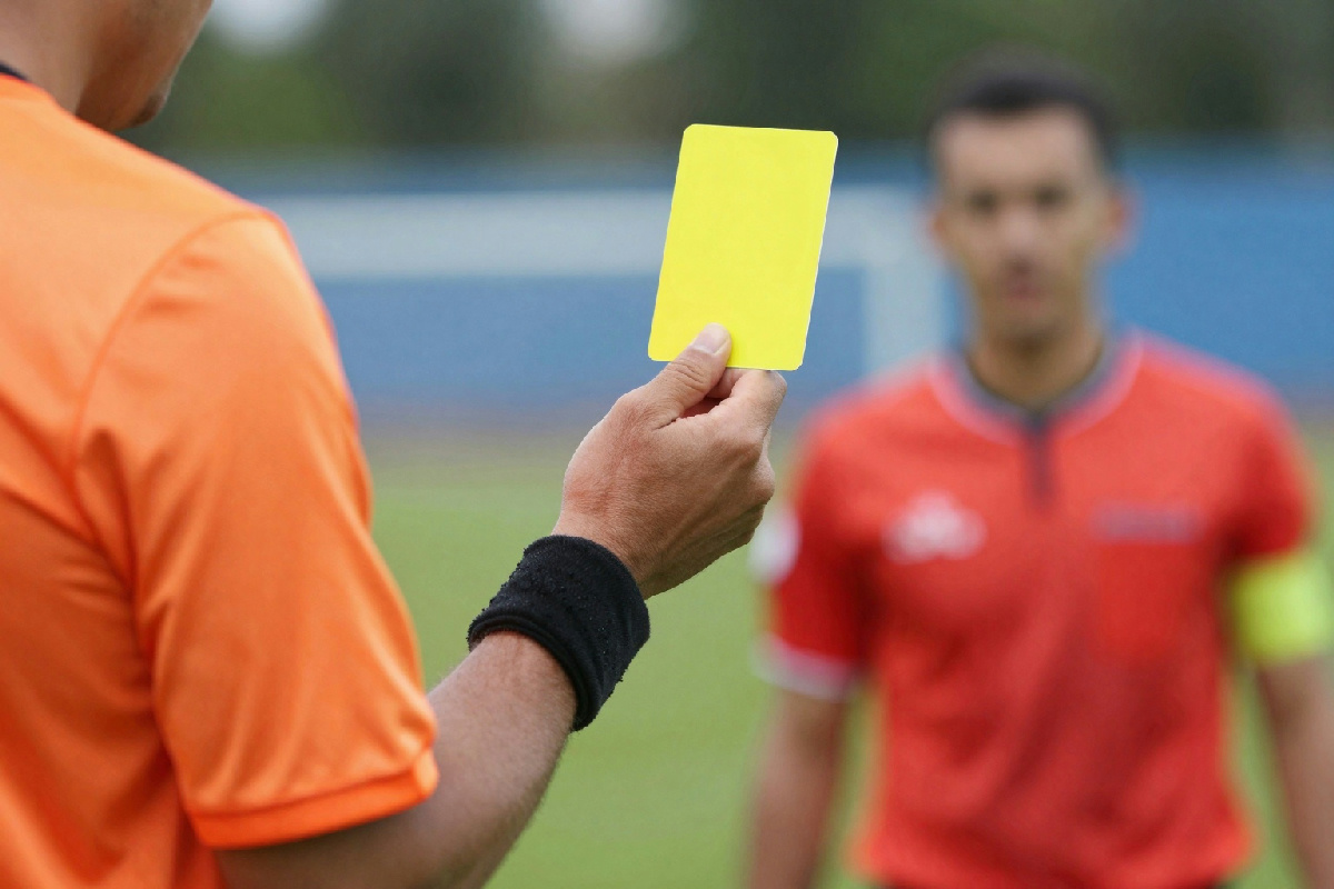 Due ammonizioni al calciatore sbagliato: solo un caso potrebbe far rigiocare la partita