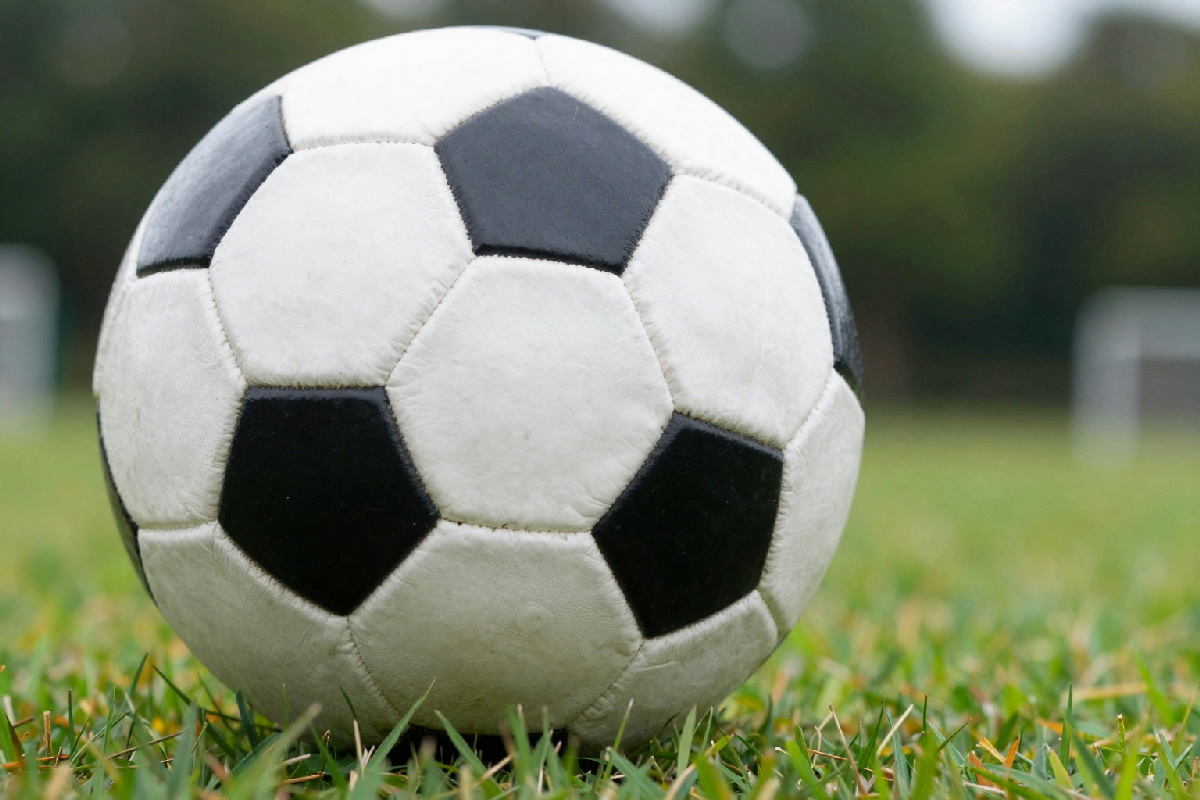 Il pallone da calcio può cambiare il tuo gioco: 40 grammi tra dribbling e tiro vincente