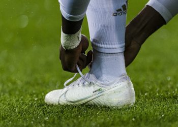 Il motivo per cui tanti calciatori cambiano scarpe a metà partita (e non è solo marketing)